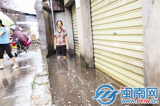 市民陈女士临街店面紧闭防止进水