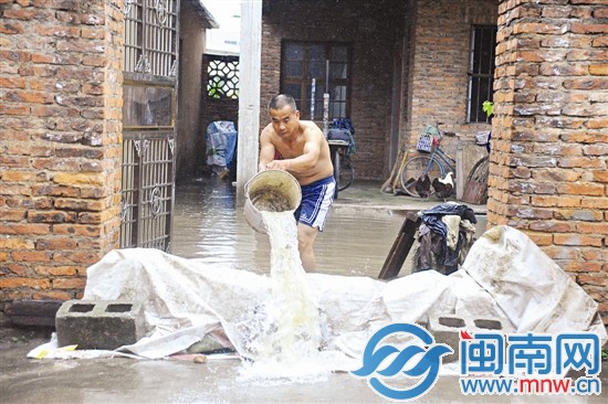 市民陈先生说，雨一直下，舀水于事无补