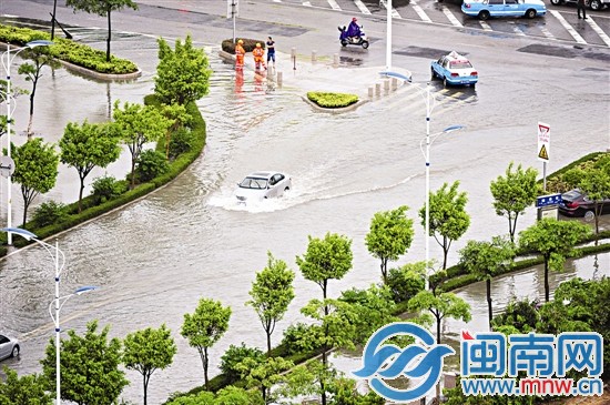 昨日15点36分，瑞泰街，一辆汽车在水中激起浪花