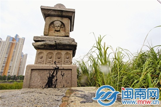 印经塔塔身遭沥青污染