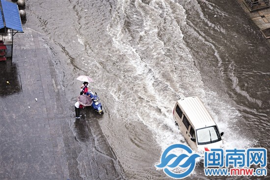 两名放学女生扶起摔落的骑行者