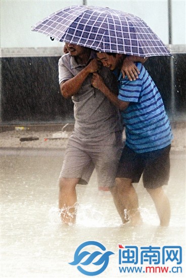 哥俩风雨中相助同行