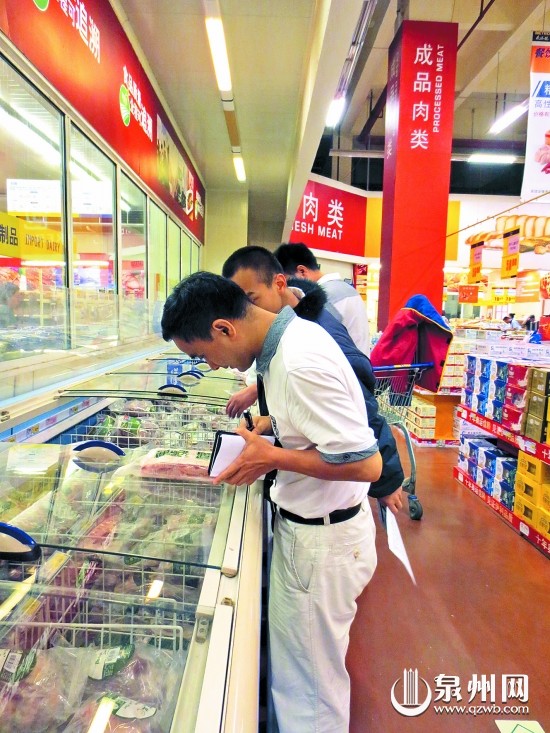 执法人员正在检查商超的冻肉食品