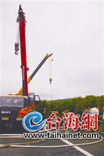 三车相撞 槽罐车液化气泄漏