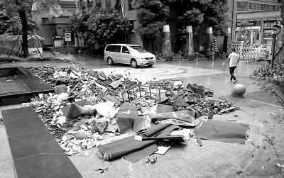 新华阳光优家小区入口处堆满了建筑垃圾。