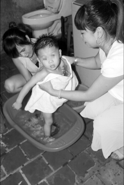 义工阿姨帮千千洗澡。