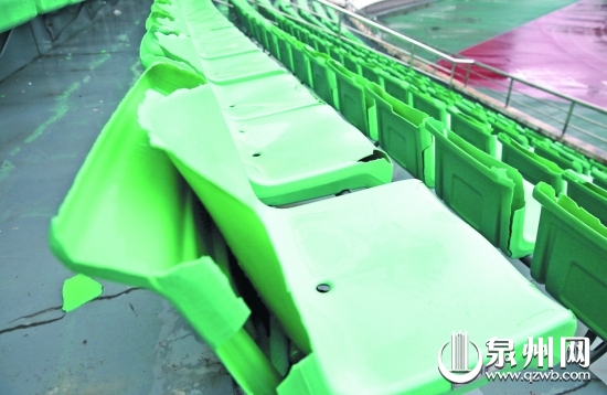 露天坐椅破成这样咋坐人