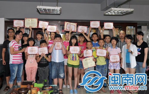 小记者们合影晒结业证书