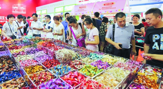食品展会上,消费者正在选购糖果