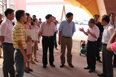 泉州市陈荣洲副市长（中）莅临闽台农产品市场视察