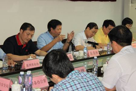 泉州市陈荣洲副市长（左2）莅临闽台农产品市场视察