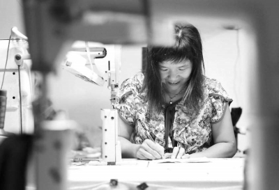 缝纫女工吴雪芬在工作之余练习刚学会的汉字。　本报